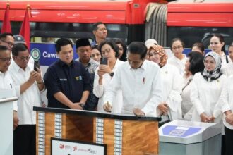 Presiden Jokowi didampingi para menteri hari ini, Senin (28/8), meresmikan operasional LRT Jabodebek di Stasiun LRT Cawang, Jakarta Timur. Foto: Tangkapan Layar X @ch_chotimah2