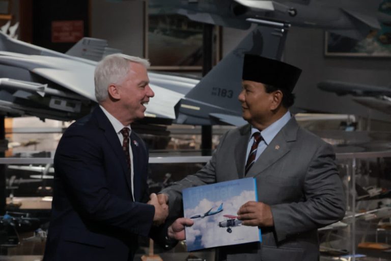 Menteri Pertahanan Subianto kembali memperkuat TNI dengan mendatangkan F-15EX. Foto: Kemenhan