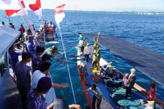 DANREM 011/LW bersama rombongan berlayar dan berkeliling diperairan Lhokseumawe dengan menggunakan Kapal patroli bireun milik LANAL Lhokseumawe dan menghampiri serta membagikan bendera maupun umbul umbul merah putih kepada kapal kapal nelayan yang sedang melaut.