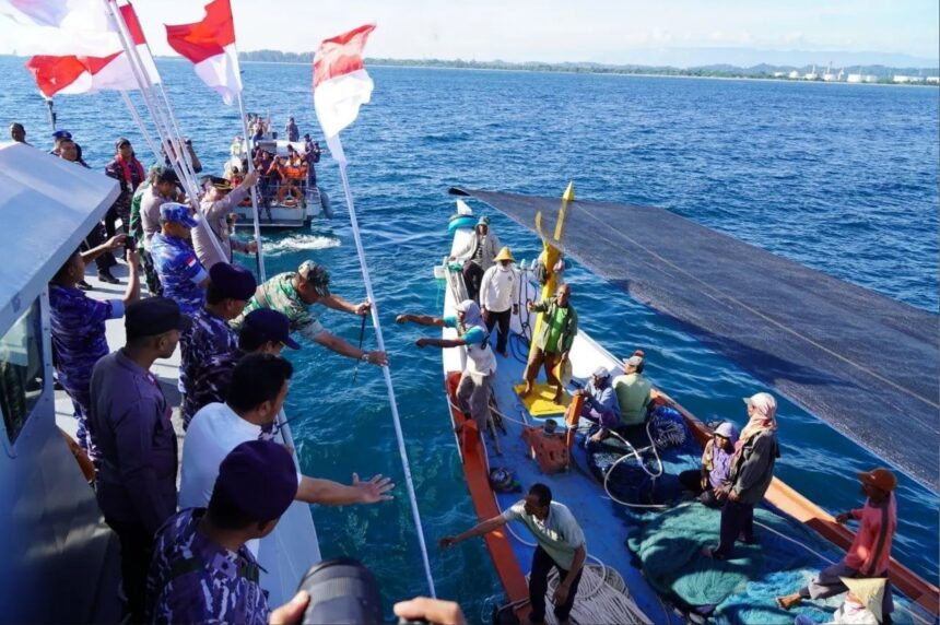 DANREM 011/LW bersama rombongan berlayar dan berkeliling diperairan Lhokseumawe dengan menggunakan Kapal patroli bireun milik LANAL Lhokseumawe dan menghampiri serta membagikan bendera maupun umbul umbul merah putih kepada kapal kapal nelayan yang sedang melaut.