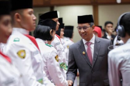 pJ Gubernur DKI Jakarta, Heru Budi Hartono mengukuhkan 42 anggota Paskibraka Provinsi DKI Jakarta di Balai Agung. Foto: DKI