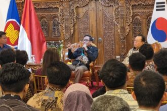 Menkpolhukam, Mahfud MD saat berdialog dengan masyarakat Indonesia di Korea Selatan, di Wisma Duta, kompleks KBRI, Seoul, pada Rabu (30/8) malam. Foto: Kemenkopolhukam