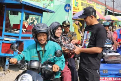 Relawan Gerakan Rakyat Desa Untuk (Gardu) Ganjar Banten membagikan sayur dan bahan makanan kepada para pengunjung di Pasar Banjarsari, Kecamatan Cikande, Kabupaten Serang, Banten, Sabtu (5/8) siang. Foto: Gardu