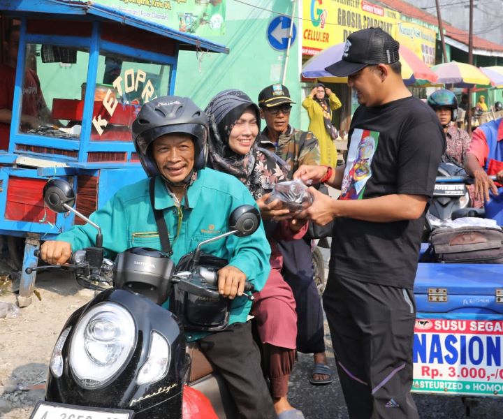 Relawan Gerakan Rakyat Desa Untuk (Gardu) Ganjar Banten membagikan sayur dan bahan makanan kepada para pengunjung di Pasar Banjarsari, Kecamatan Cikande, Kabupaten Serang, Banten, Sabtu (5/8) siang. Foto: Gardu