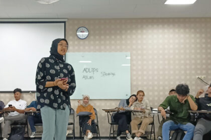 Salah satu mahasiswa UMM melakukan pelatihan podcast/siniar yang merupakan tugas mata kuliah public speaking