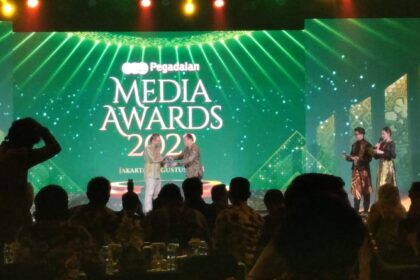 Dirut Pegadaian, Damar Latri Setiawan (ki), menyerahkan plakat kepada Ketua Umim IJTI, Herik Kurniawan pada malam anugerah Media Awards 2023, di Kantor Pusat Pegadaian Jakarta, Selasa (1/8/2023).