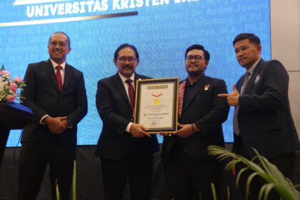 Ketua Dies Natalis UKI, Dr. Verdinand Robertua Siahaan,M.Soc.Sc; Rektor UKI, Dr. Dhaniswara K. Harjono, S.H., M.H., MBA; Senior Customer Relations Manager MURI, Andre Purwandono,S.S.; Ketua Bidang Orasi Ilmiah, Thomson Situmeang, S.H., M.H.