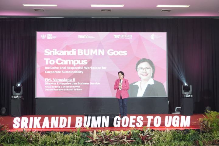 Direktur Enterprise & Business Telkom FM Venusiana R memberikan paparan dalam acara “Srikandi BUMN Goes to UGM” yang diselenggarakan oleh Srikandi BUMN bersama UGM di Yogyakarta, Rabu (16/8). Foto: Telkom Indonesia