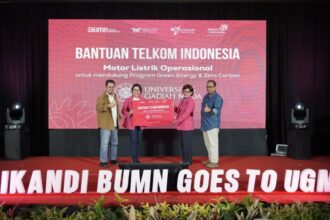 Direktur Enterprise & Business Telkom FM Venusiana R (kedua dari kiri) menyerahkan simbolis bantuan Telkom Indonesia untuk UGM yang diterima oleh Rektor UGM Prof. dr. Ova Emilia, Ph.D (kedua dari kanan) disaksiskan oleh EVP Telkom Regional IV Rijanto Utomo (paling kiri) dan Dekan Fakultas Kehutanan UGM Sigit Sunarta, S.Hut., M.P., M.Sc., Ph.D. (paling kanan) pada acara “Srikandi BUMN Goes to UGM” yang diselenggarakan oleh Srikandi BUMN bersama UGM di Yogyakarta, Rabu (16/8). Foto: Telkom Indonesia