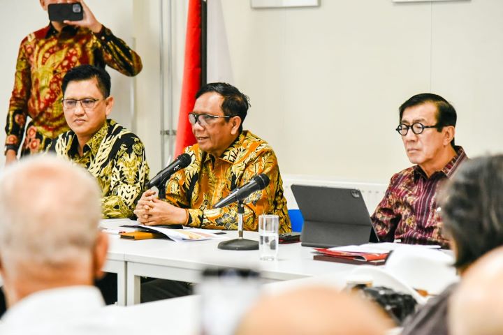 Menkopolhukam Mahfud MD didampingi Menkumham Yasona Laoly bertemu dan berdialog dengan para korban pelanggaran HAM yang Berat yang sebagian besar adalah eks Mahid luar negeri di Amsterdam, Belanda, Minggu (27/8). Foto: Kemenkopolhukam