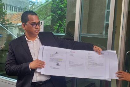 Khresna Guntarto selaku Kuasa hukum PT BGE saat menunjukkan dokumen pada awak media, Rabu (2/8). Foto: Ist