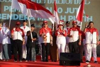 Menteri Dalam Negeri (Mendagri), Muhammad Tito Karnavian (tengah) dalam Gerakan Pembagian 10 Juta Bendera Merah Putih di Bulukumba, Sulsel, Sabtu (12/8). Foto: Instagram @titokarnavian