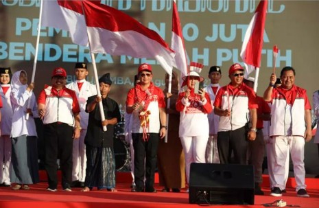 Menteri Dalam Negeri (Mendagri), Muhammad Tito Karnavian (tengah) dalam Gerakan Pembagian 10 Juta Bendera Merah Putih di Bulukumba, Sulsel, Sabtu (12/8). Foto: Instagram @titokarnavian
