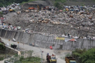 kibat overload atau kelebihan muatan sampah, Pemda Daerah Istimewa Yogyakarta (DIY) menutup Tempat Pembuangan Akhir (TPA) Piyungan mulai 23 Juli hingga 5 September 2023.