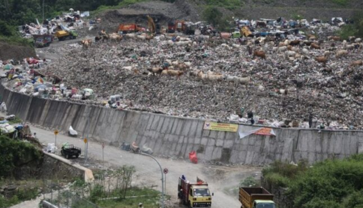 kibat overload atau kelebihan muatan sampah, Pemda Daerah Istimewa Yogyakarta (DIY) menutup Tempat Pembuangan Akhir (TPA) Piyungan mulai 23 Juli hingga 5 September 2023.