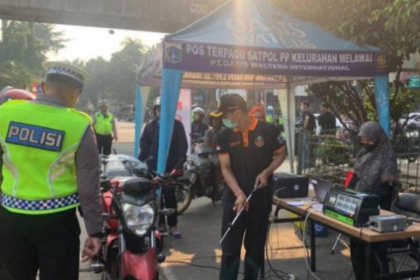 Pemprov DKI Jakarta bersama Polda Metro Jaya kembali menerapkan tilang uji emisi. Foto: NTMC