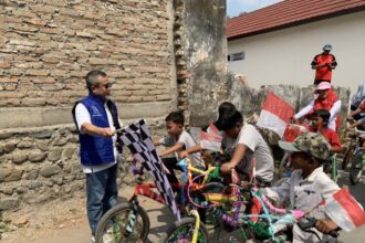 Marta Yandry Rachman, caleg DPR untuk Dapil IX Jawa Tengah menghadiri acara Sepeda Santai dan Sepeda Hias yang digelar warga Desa Kalijambe, Minggu (20/8). Foto: Ist