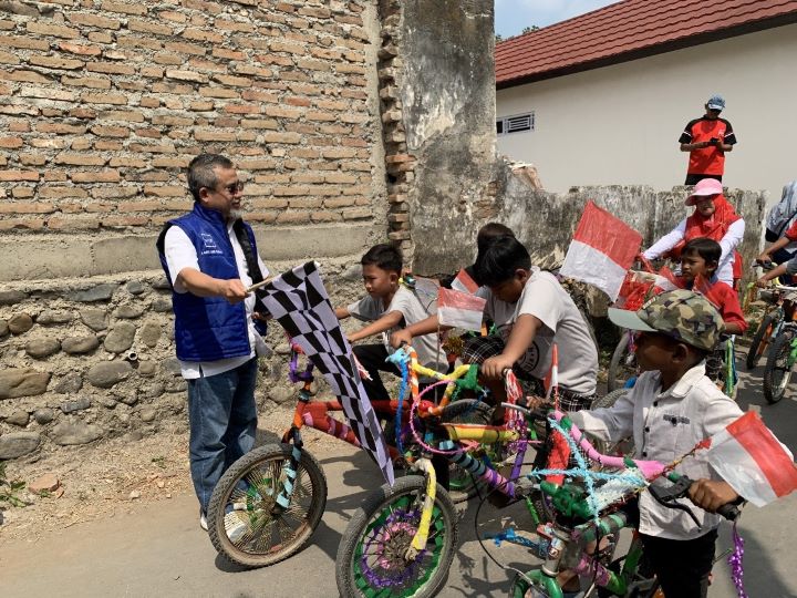 Marta Yandry Rachman, caleg DPR untuk Dapil IX Jawa Tengah menghadiri acara Sepeda Santai dan Sepeda Hias yang digelar warga Desa Kalijambe, Minggu (20/8). Foto: Ist