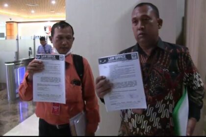 Kuasa hukum warga Datuak Misa Bumi, Asrin Manurung saat mengadukan adanya dugaan mafia tanah ke Divisi Profesi dan Pengamanan (Divpropam) serta Badan Reserse Kriminal Mabes Polri, Jumat (18/8). Foto: Ist