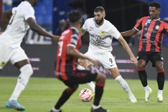 Karim Benzema bermain saat Al Ittihad mengalahkan Al Raed di Liga Arab Saudi. (AP)