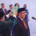 Wakil Ketua Mahkamah Agung (MA) Bidang Yudisial, Sunarto saat memandu sumpah jabatan Slamet Eddy Purnomo, sebagai anggota Badan Pemeriksa Keuangan RI (BPK RI) periode 2023-2028 di Gedung MA, Jakarta Pusat, Selasa (1/8). Foto: Biro Hukum dan Humas MA