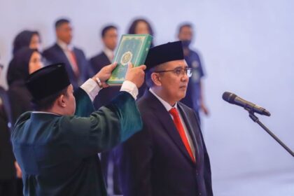 Wakil Ketua Mahkamah Agung (MA) Bidang Yudisial, Sunarto saat memandu sumpah jabatan Slamet Eddy Purnomo, sebagai anggota Badan Pemeriksa Keuangan RI (BPK RI) periode 2023-2028 di Gedung MA, Jakarta Pusat, Selasa (1/8). Foto: Biro Hukum dan Humas MA