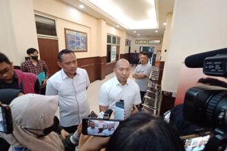Kasat Narkoba Polres Metro Jakarta Selatan, Kompol Achmad Ardhy didampingi Wakasat Narkoba saat memberikan keterangan pada awak media di Mapolres, Kamis (3/8). Foto: Joesvicar Iqbal/ipol.id