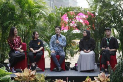 Tampak diskusi bertemakan lingkungan hasil kerja sama dengan Komunitas Bicara Udara, yang dihadiri oleh Primadita Rahma dan World Cleanup Day Indonesia yang diwakili oleh Andi Bahari. Foto: Ist