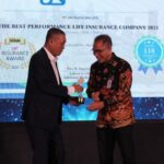 Direktur Pemasaran BRI Life Sutadi, hadir dalam acara dan menerima piagam penghargaan yang disampaikan oleh Ketua Dewan Asuransi Indonesia Rudi Kamdani.