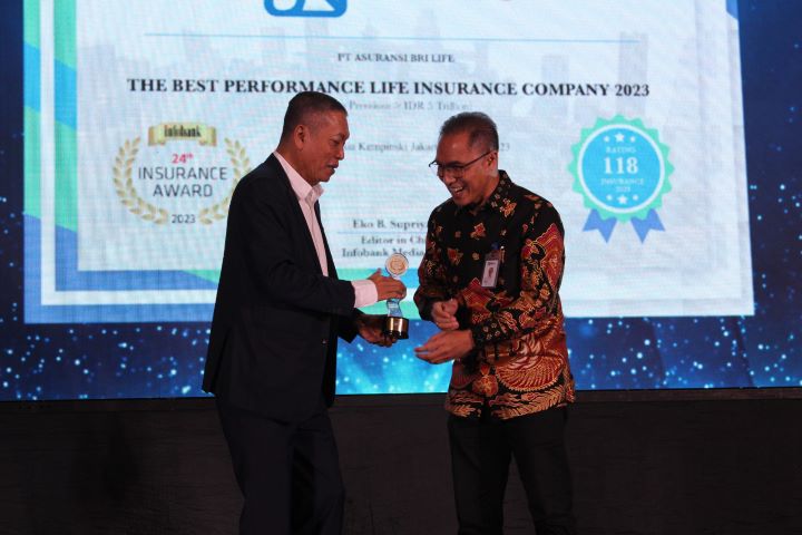 Direktur Pemasaran BRI Life Sutadi, hadir dalam acara dan menerima piagam penghargaan yang disampaikan oleh Ketua Dewan Asuransi Indonesia Rudi Kamdani.