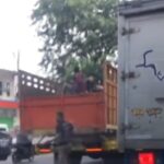 Aksi pencurian bermodus bajing loncat yang menggasak besi muatan truk yang sedang melaju di Jalan Raya Bekasi, Kelurahan Rawa Terate terekam kamera pada Sabtu (29/7) hingga viral di media sosial. Foto: Ist