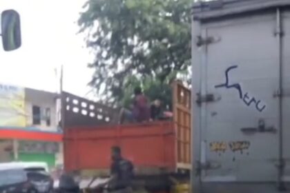 Aksi pencurian bermodus bajing loncat yang menggasak besi muatan truk yang sedang melaju di Jalan Raya Bekasi, Kelurahan Rawa Terate terekam kamera pada Sabtu (29/7) hingga viral di media sosial. Foto: Ist