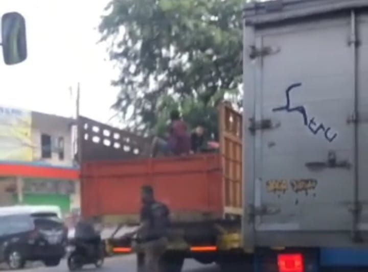 Aksi pencurian bermodus bajing loncat yang menggasak besi muatan truk yang sedang melaju di Jalan Raya Bekasi, Kelurahan Rawa Terate terekam kamera pada Sabtu (29/7) hingga viral di media sosial. Foto: Ist