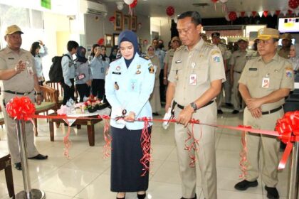 Plt Kepala Balai Pemasyarakatan Kelas I Jakarta Selatan, Putu Aryuni Damayanti bersama Wali Kota Jakarta Selatan, Munjirin membuka layanan terpadu untuk melayani warga binaan di kantor Pemkot Administrasi Jakarta Selatan (Jaksel), Senin (14/8). Foto: Ist