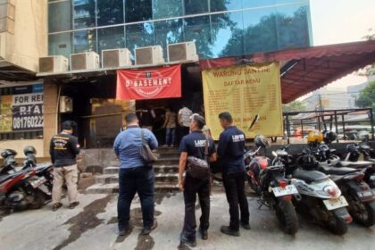 Tim Puslabfor Mabes Polri dan Inafis Polres Metro Jakarta Selatan melakukan olah Tempat Kejadian Perkara (TKP) di Hotel F2 dan D'Basement (Bar & Massage) di kawasan Melawai, Kebayoran Baru, Jakarta Selatan, Jumat (18/8) sore. Foto: Joesvicar Iqbal/ipol.id