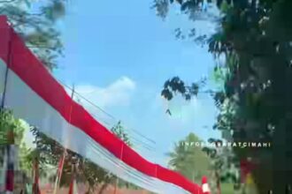 Pemandangan bendera yang membentang diempat desa di Bandung, Foto: Instagram, @infobdgbaratcimahi