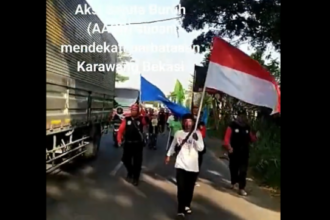 Massa buruh berjalan kaki Bandung-Jakarta untuk mengepung Istana dan MK, hari ini. Foto: Tangkapan layar X JatayuBack