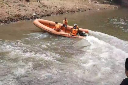 Tim gabungan melakukan pencarian terhadap korban Muhammad Rizki, 12, warga Kelurahan Batu Ampar, Kecamatan Kramat Jati, Jakarta Timur yang hanyut di Sungai Ciliwung pada Selasa (1/8) sekitar pukul 17.17 WIB dan Rabu (2/8). Foto: Ist