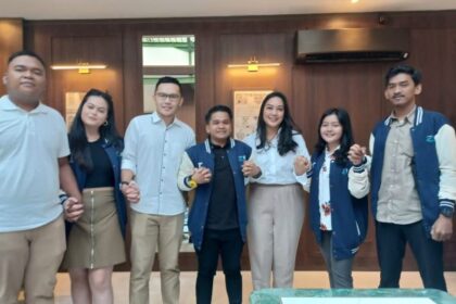 Gerakan Milenial Indonesia (GMI), basis relawan Prabowo Subianto dan Indonesia Moeda, relawan Erick Thohir, kompak berkolaborasi melakukan silaturahmi sambut Hari Ulang Tahun (HUT) ke-78 RI di kawasan Senopati, No. 34, Kebayoran Baru, Jakarta Selatan, Rabu (16/8) sore. Foto: Joesvicar Iqbal/ipol.id