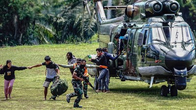 Seorang anggota TNI Angkatan Laut (AL) meninggal dunia usai terlibat kontak tembak dengan Kelompok Kriminal Bersenjata (KKB) di Distrik Dekai, Kabupaten Yahukimo, Papua Pegunungan, Senin (21/8). (ANTARA)