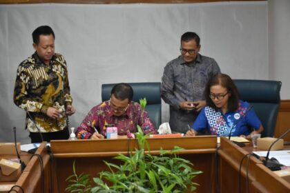 Wali Kota Jakarta Timur, Muhammad Anwar dan Direktur PT. Frisian Flag Indonesia, Winda Yunita menandatangani Berita Acara Serah Terima (BAST) penyerahan lahan fasilitas sosial (fasos) fasilitas umum (fasum) seluas 12.379 meter persegi di Ruang Rapat Khusus, Lantai 2, Gedung Blok A, Kantor Pemkot Jakarta Timur, Kamis (3/8) siang. Foto: Ist