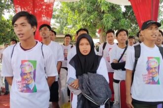 Ratusan anak muda generasi Z mendeklarasikan dukungannya kepada Calon Presiden (Capres) Indonesia di 2024 Ganjar Pranowo di Desa Bonasari, Kecamatan Pakuhaji, Kabupaten Tangerang, Banten pada Senin (31/7). Foto: Gardu