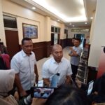 Kasat Narkoba Polres Metro Jakarta Selatan, Kompol Achmad Ardhy (kemeja putih-kanan) didampingi Wakasat Narkoba saat memberikan keterangan pada awak media di Mapolres, Kamis (3/8). Foto: Joesvicar Iqbal/ipol.id