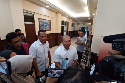 Kasat Narkoba Polres Metro Jakarta Selatan, Kompol Achmad Ardhy (kemeja putih-kanan) didampingi Wakasat Narkoba saat memberikan keterangan pada awak media di Mapolres, Kamis (3/8). Foto: Joesvicar Iqbal/ipol.id