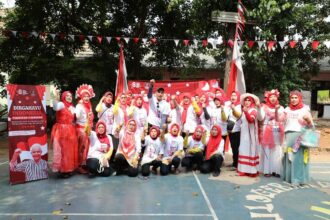 Memperingati sekaligus menyemarakkan Hari Ulang Tahun (HUT) ke-78 Kemerdekaan Republik Indonesia, para Ibu antusias buat heboh dalam lomba fashion show di Kecamatan Cakung, Jakarta Timur, Jumat (18/8) siang. Foto: Muslimah