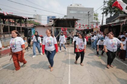 Ibu-Ibu warga di RT 07 RW 01, Kebayoran Lama, Jakarta Selatan, begitu semangat menyelesaikan perlombaan digelar Muslimah Ganjar pada momen 17 Agustus. Foto: Muslimah