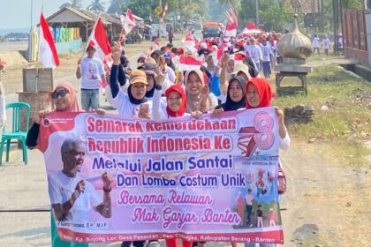 Emak-emak cantik bersama relawan Mak Ganjar Banten menghebohkan dengan melakukan jalan santai bersama warga Kampung Bojong, Desa Pasauran, Kecamatan Cinangka, Kabupaten Serang, Banten, Minggu (20/8). Foto: Mak