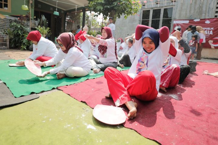 Para Ibu warga Kampung Pitara, Kelurahan Rangkapan Jaya, Kecamatan Pancoran Mas, Kota Depok, Jawa Barat, semangat menyelesaikan berbagai perlombaan yang digelar sukarelawan Ganjar Sejati (GS) pada Jumat (18/8) siang. Foto: GS