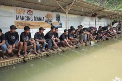 Warga masyarakat dan atau peserta di Kabupaten Sukabumi, Jawa Barat asyik melempar kail umpan, memancing ikan mas saat lomba pada Sabtu (5/8) siang. Tiga orang peserta yang mendapat ikan terbanyak mendapatkan penghargaan dari Ganjar Muda Padjajaran (GMP). Foto: GMP