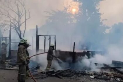 Sejumlah petugas Damkar memadamkan api yang melumat rumah bedeng di Jalan Inspeksi Kirana, RT 6/9, Cakung Barat, Cakung, Jakarta Timur pada Minggu (27/8) sekitar pukul 06.27 WIB. Foto: Ist